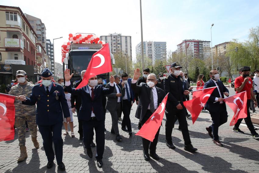 23 NİSAN KORTEJİ CADDE VE SOKAKLARI DOLAŞTI