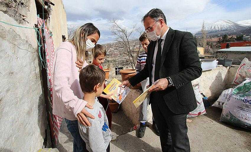 HALKA MASKE ÇOCUKLARA OYUNCAK DAĞITTI