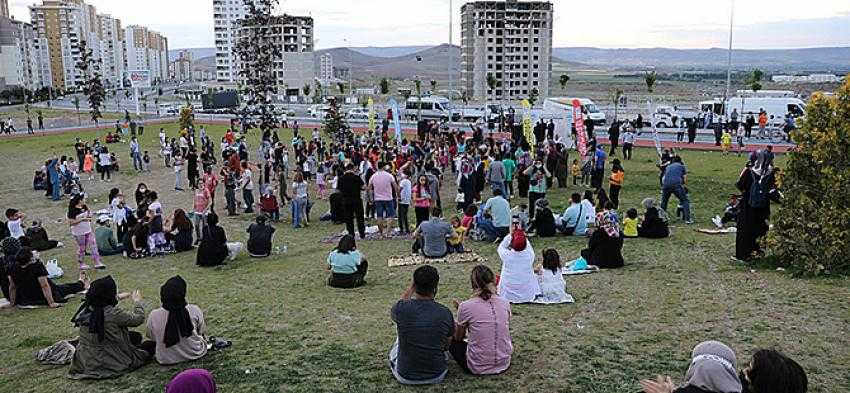 MELİKGAZİ’DEN PARKLARDA AÇIK HAVA KONSERİ