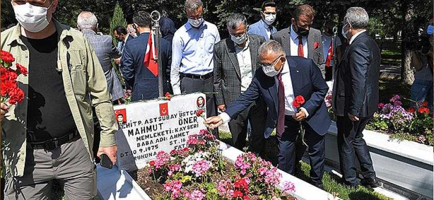 BÜYÜKKILIÇ’TAN 15 TEMMUZ’DA ŞEHİTLERE DUA VE KARANFİL