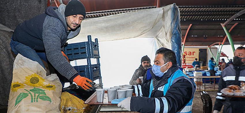 TALAS’TA PAZAR ESNAFINA SOĞUK GÜNDE  SICAK ÇORBA